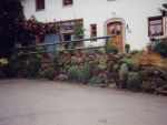 trockenmauer vorm Haus
